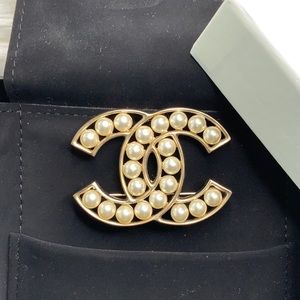 ❌SOLD❌ Authentic Chanel Pearl Brooch